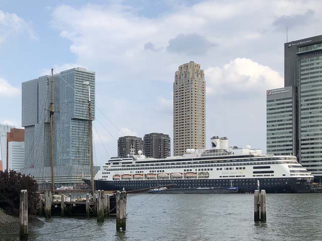 ms Amsterdam van de Holland America Line aan de Cruise Terminal Rotterdam